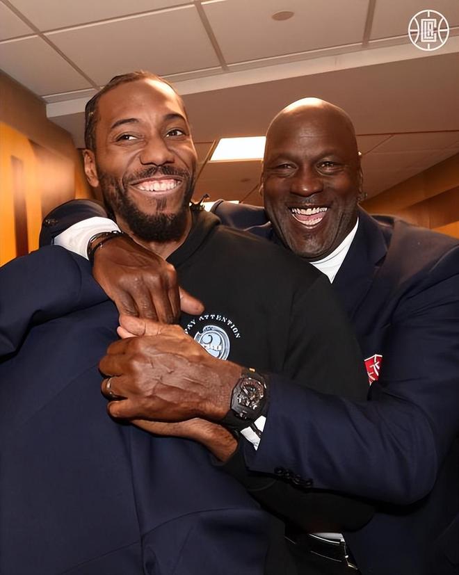 最后一舞！C罗2026世界杯定制款耐克金色签名战靴曝光（告别之舞将至：C罗2026世界杯定制耐克金色签名战靴亮相）