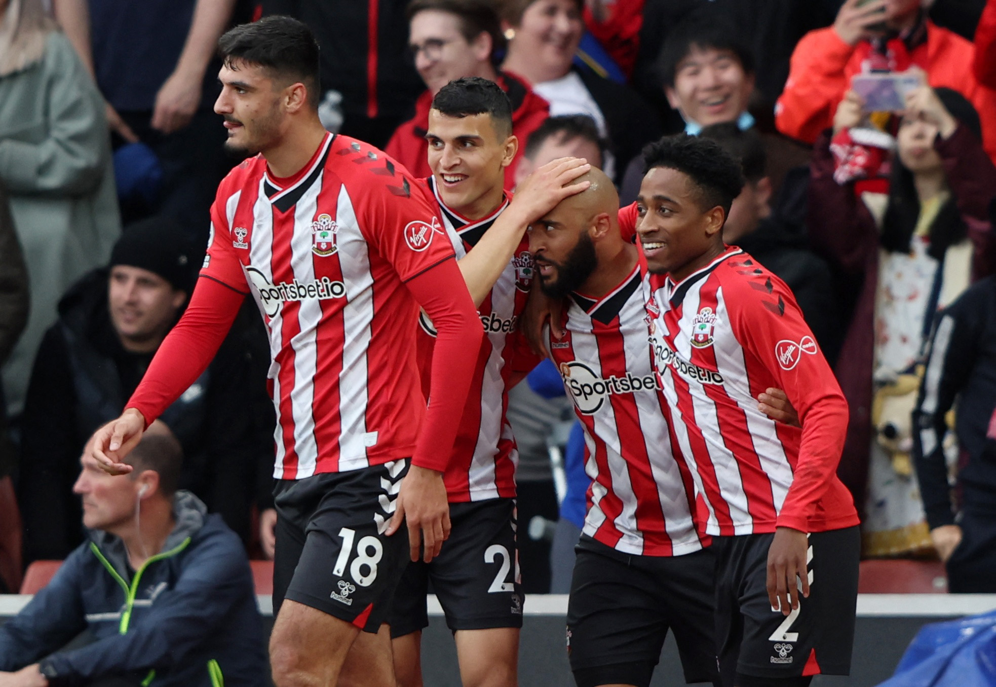 北京国安足协杯夺冠，法比奥荣膺金靴，球员拼尽全力，彰显拼搏精神。（北京国安加冕足协杯冠军，法比奥夺金靴，全队鏖战诠释拼搏精神）