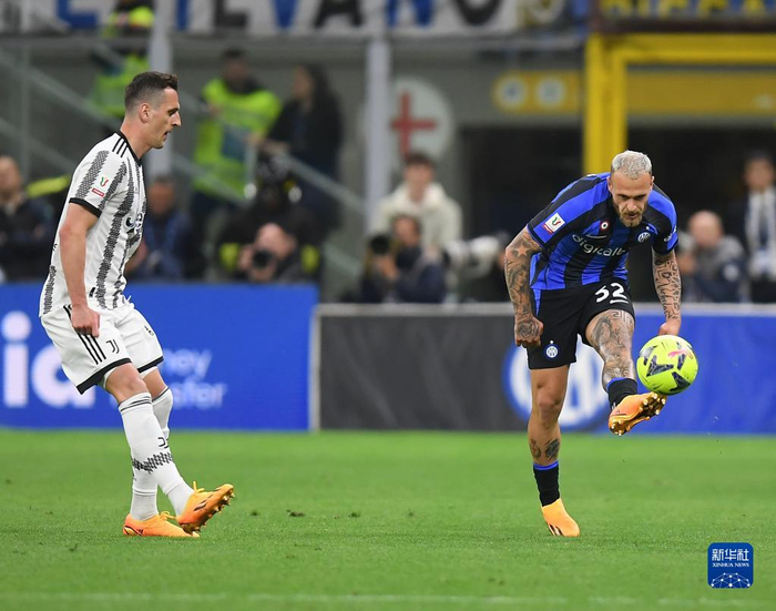 半场：米兰1-2都灵，拉比奥世界波，托莫里送点，莱奥伤退（半场战报：米兰1-2落后都灵，拉比奥轰世界波，托莫里送点，莱奥伤退）