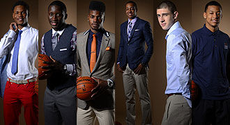 右脚踝囊受伤的基米希随德国队抵达卢森堡，走路仍有不便（基米希带伤随德国队抵达卢森堡，右踝囊受伤行走仍不便）