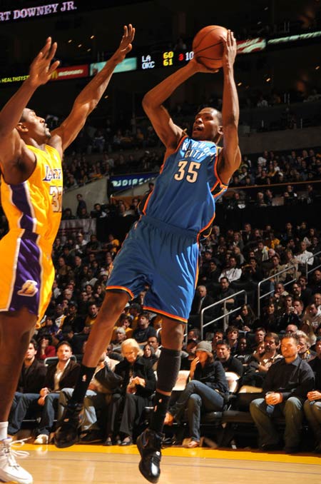 张外龙：曾跟球迷承诺一定会回到重庆；跪谢最努力的球员们（张外龙：曾向球迷承诺必回重庆；跪地致谢最拼的球员）