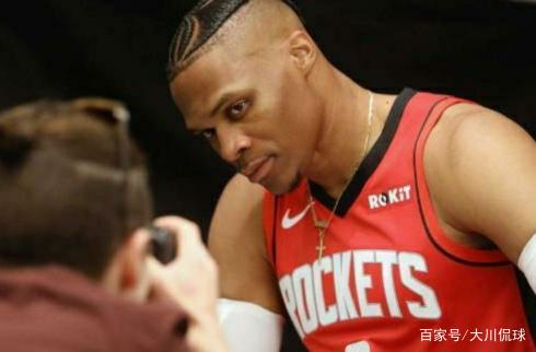 活动组织者：梅西本想走向看台与球迷互动，但被政客拉去拍照（主办方称梅西原本要到看台与球迷互动，却被政客拉去合影）