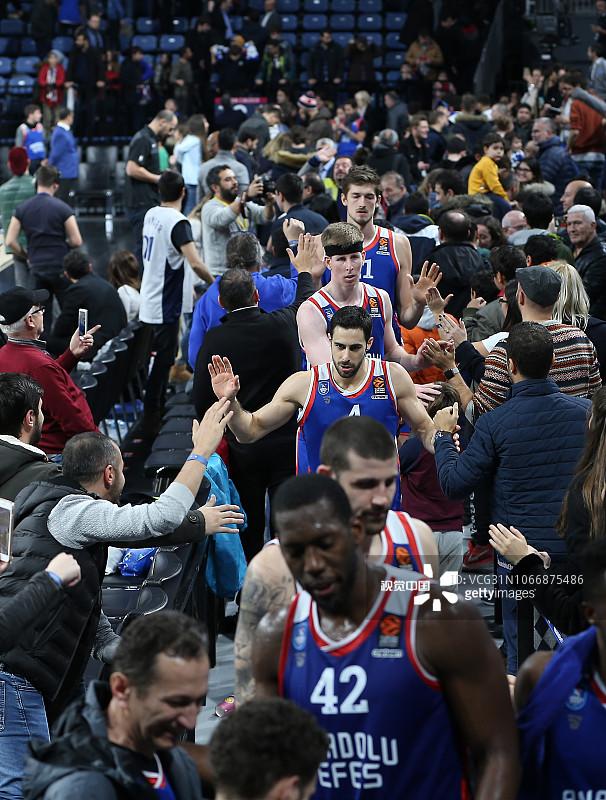 足球西甲豪门迎来连胜，状态回暖（西甲豪门重返胜轨，状态复苏）