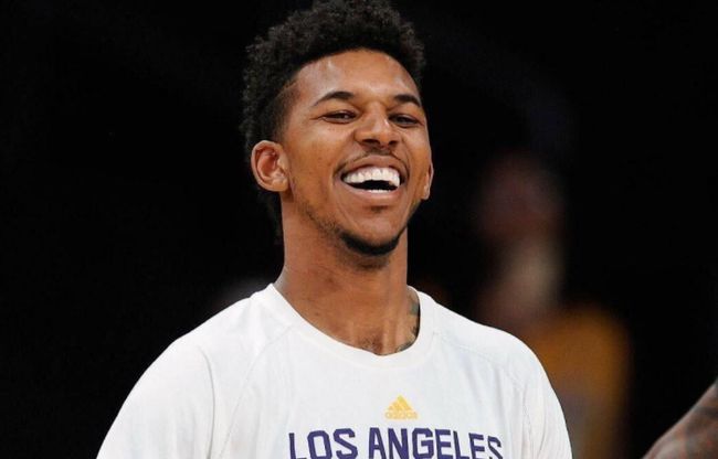 足球中超多名老将宣布退役，时代落幕（中超多位老将相继退役，一个时代谢幕）