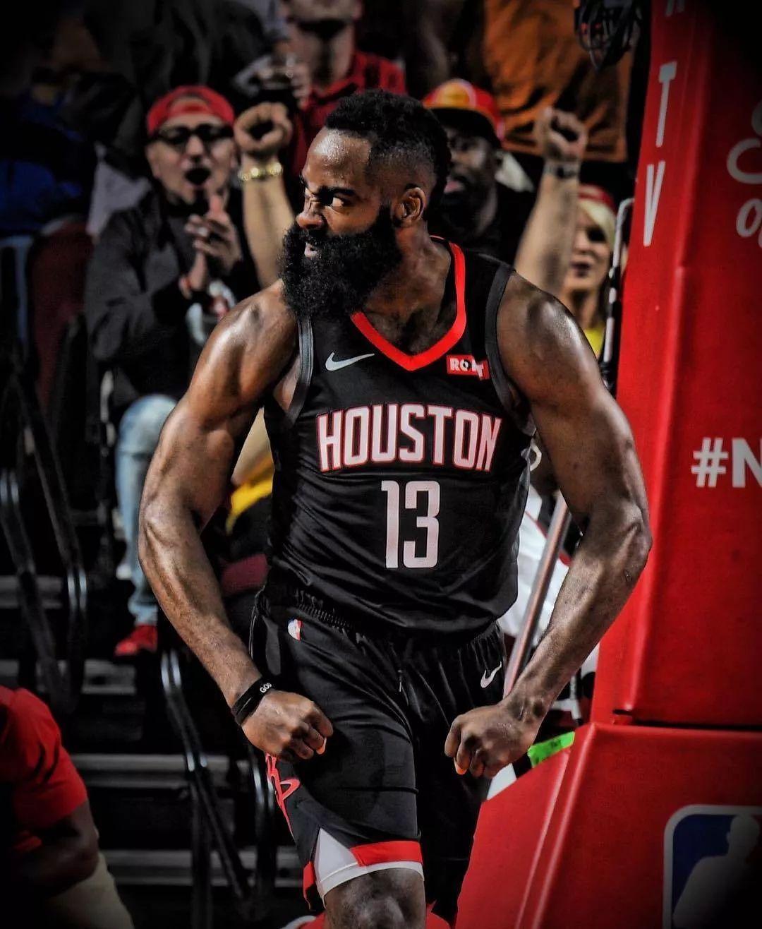 判决书：原天津泰达球员白某峰因受贿判有期徒刑一年，缓刑一年（法院判决：前天津泰达球员白某峰因受贿获刑一年，缓刑一年）