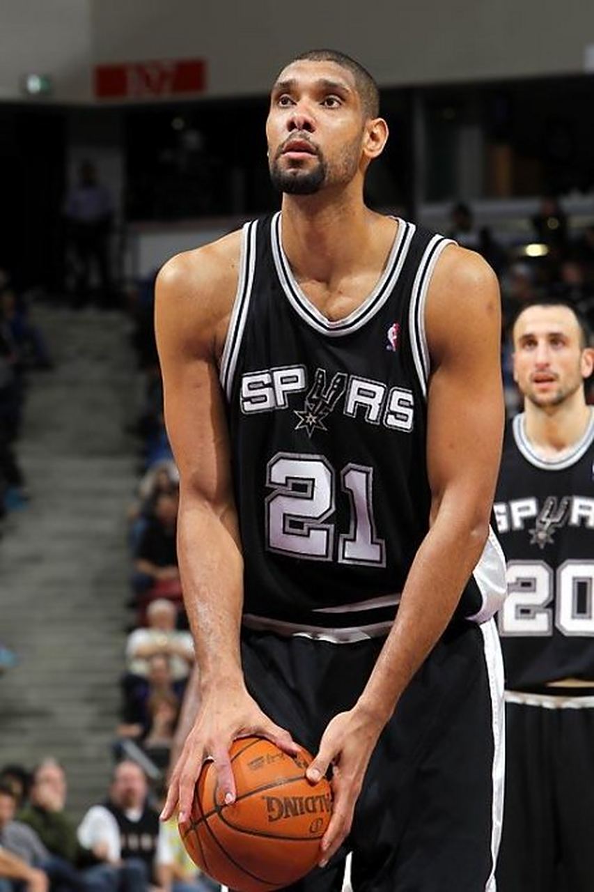 篮球湖人球员训练中展现惊人弹跳（湖人球员训练中上演惊人弹跳）