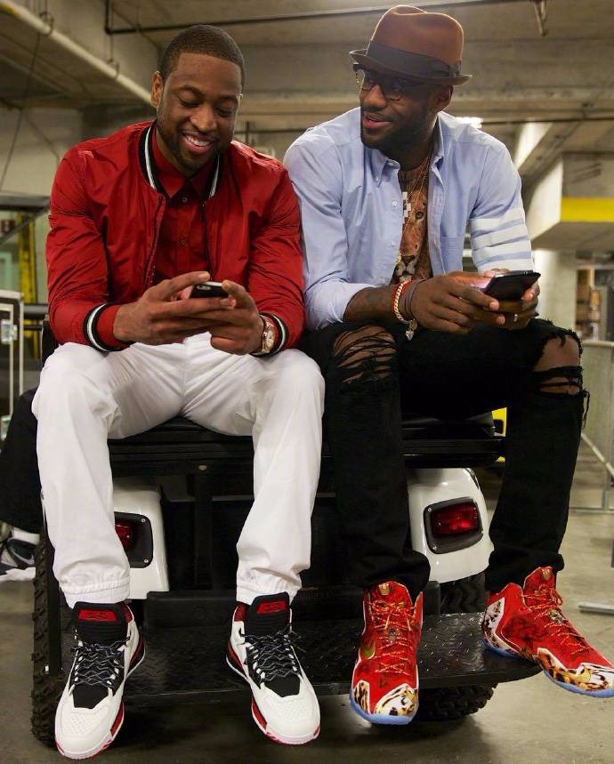 海底捞月！贝恩持球突破 拉杆躲闪防守高难度命中（贝恩强突空中拉杆躲防 高难度上篮命中）