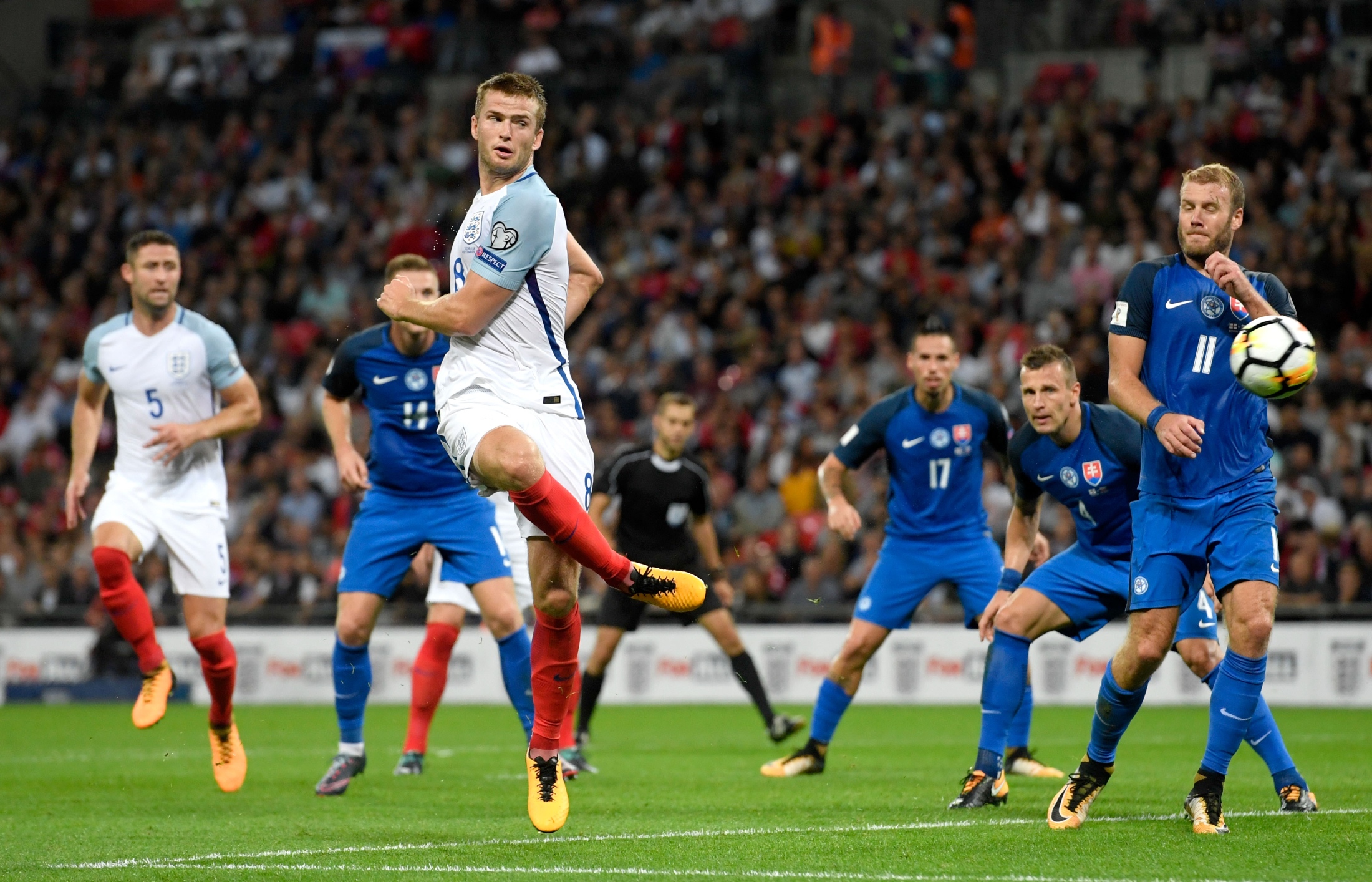 火箭三节领先湖人18分，圣诞大战悬念犹存（圣诞大战仍存悬念：火箭三节领先湖人18分）