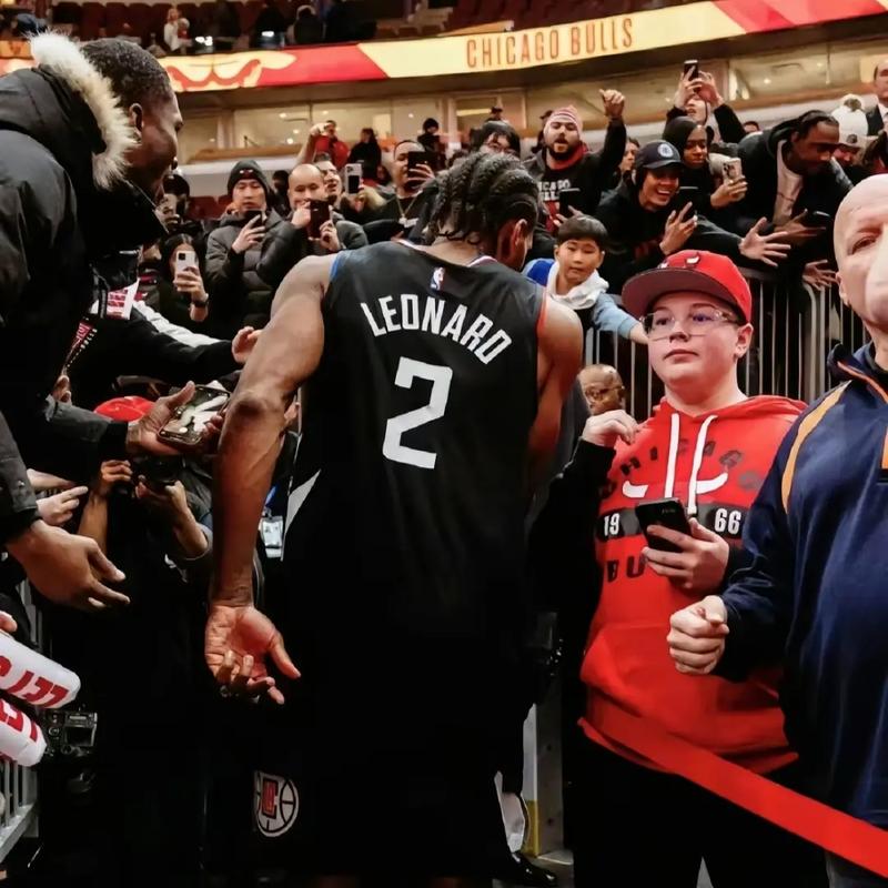 塞萨尔：齐沃为什么要换下博尼和泽林斯基？他俩明明表现最好（塞萨尔质疑齐沃换人：为何撤下博尼和泽林斯基？他们明明状态最佳）