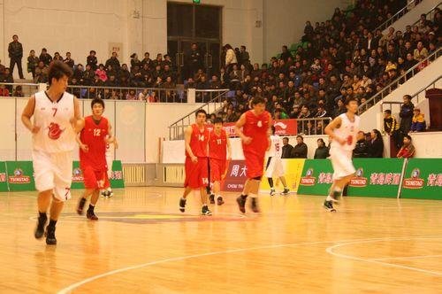 足球欧冠小组榜首争夺白热化（欧冠各组头名争夺战愈演愈烈）