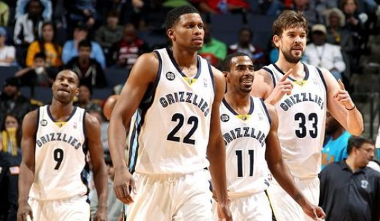 亚马尔是FIFPro最佳阵最年轻球员，也是今年得票最高外场球员（亚马尔入选FIFPro年度最佳阵容，创最年轻纪录并成今年外场得票王）