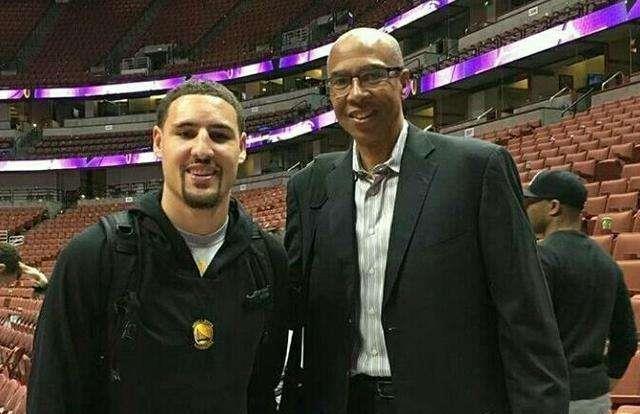 阿斯：德赫亚薪资为队内第二高，球队能否保级决定其留队前景（阿斯：德赫亚薪资队内第二，保级结果将决定其去留）