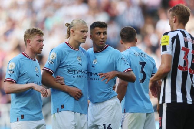 裁判吹罚引发热议：连续两日主教练被驱逐（判罚引热议：主教练连续两天遭驱逐）