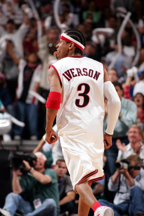 英超半场：阿马德破僵，卡塞米罗破门，曼联暂2-1伯恩茅斯（英超半场战报：阿马德首开纪录，卡塞米罗建功，曼联暂以2-1领先伯恩茅斯）