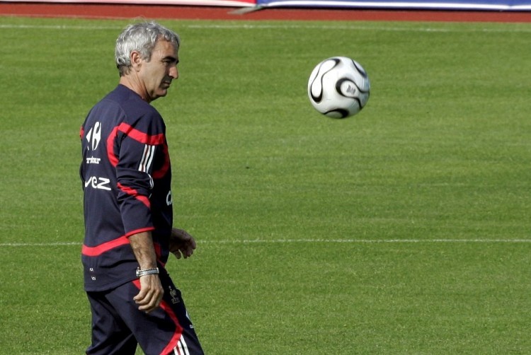 哈珀状态低迷，进攻效率低下（哈珀陷入低潮，进攻端表现不佳）