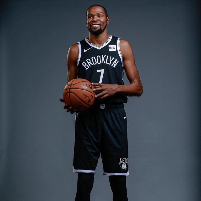 科贝记者：巴尔韦德右腿内收肌不适，明天将接受检查（巴尔韦德右腿内收肌不适，科贝记者称其明日将接受检查）