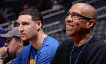 世界杯震撼一幕：孙颖莎让分全场掌声，赛场对手忍不住竖大拇指（世界杯名场面：孙颖莎主动让分赢得满场掌声，对手当场竖起大拇指）