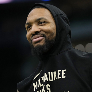 记者：埃里克佩戴面具训练，霍安将在国际比赛日后回归（记者称埃里克戴面罩参加训练，霍安预计在国际比赛日后复出）