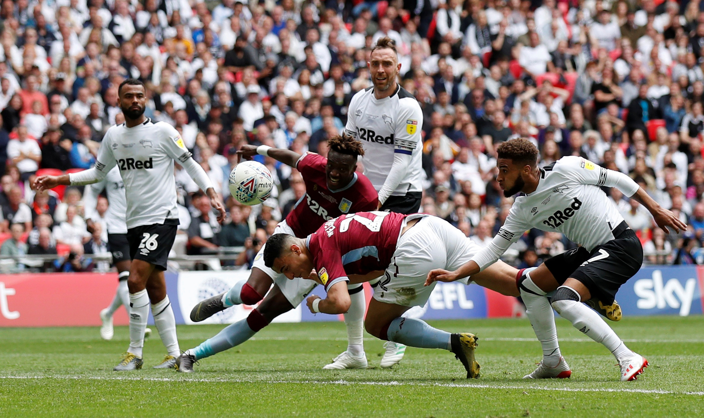 欧联前瞻：波尔图防守出色，马尔默久疏战阵状态难以保证（欧联前瞻：波尔图后防稳健，马尔默久未比赛状态成疑）