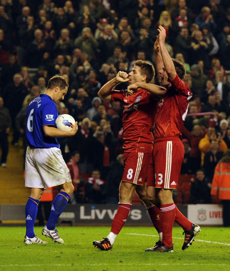 卡里乌斯妻子晒圣诞写真：身穿金色深V礼服展示孕肚（卡里乌斯妻子分享圣诞写真，穿金色深V礼服大方秀孕肚）