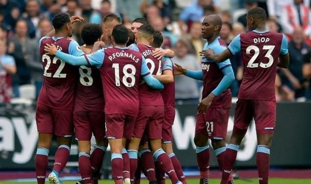 非常不爽！詹姆斯在哨响的一瞬间起身返回更衣室 完全不理会球迷的呼喊（终场哨响后詹姆斯立刻返回更衣室，对球迷呼喊置之不理）